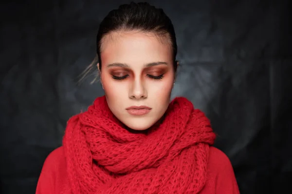 Mooie Jonge Vrouw Het Dragen Van Rode Gezicht Geschoten Donkere — Stockfoto