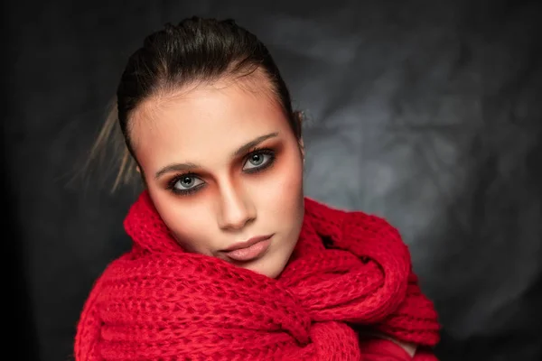 Mooie Jonge Vrouw Het Dragen Van Rode Gezicht Geschoten Donkere — Stockfoto