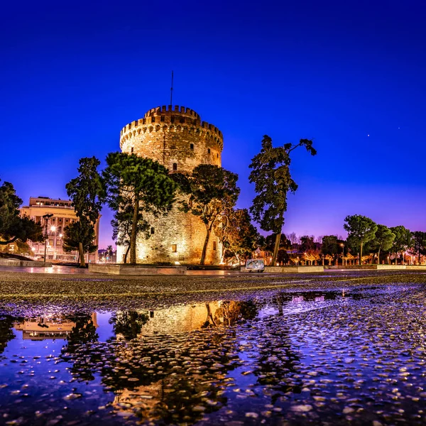 Beyaz Kule Selanik şehir şafakta, Yunanistan'da seyahat