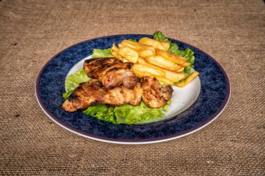 Lezzetli taze kavrulmuş tavuk, salata ve patates ile bir tabakta servis 