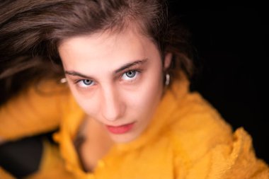 Güzel genç kadın siyah arka plan, yakın Tarih, kameraya bakıyor