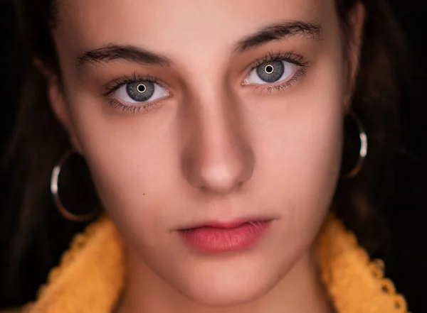 Mulher Jovem Com Belos Olhos Cativantes Fundo Preto — Fotografia de Stock