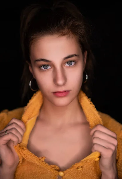 Молодая Женщина Красивыми Завораживающими Глазами Позирует Черном Фоне — стоковое фото