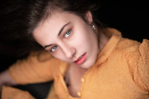 Vacker Naturlig Tittar Ung Kvinna Svart Bakgrund — Stockfoto