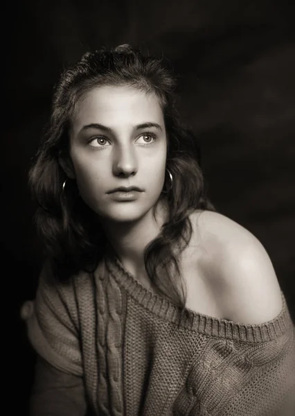 Krásná Mladá Žena Černé Pozadí Černá Bílá Klasika Retro Portrét — Stock fotografie