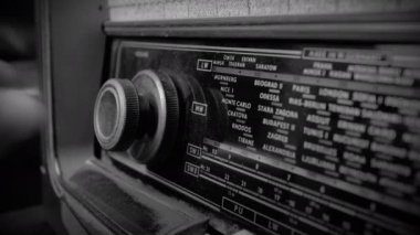 Çok eski tozlu radyo, Volume Up, shot - eski Film Bak yakından dönüm el