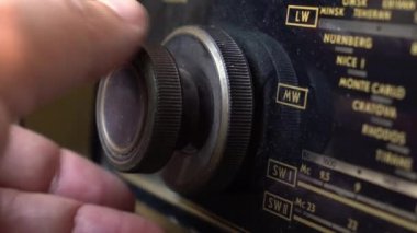 Çok eski tozlu radyo, birimin sonuna kadar yakından atış dönüm el