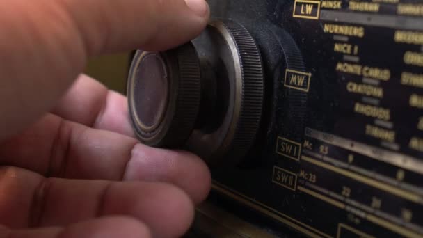 非常に古いビンテージほこりの多いラジオ ボリューム アップ ショットをクローズ アップする手 — ストック動画