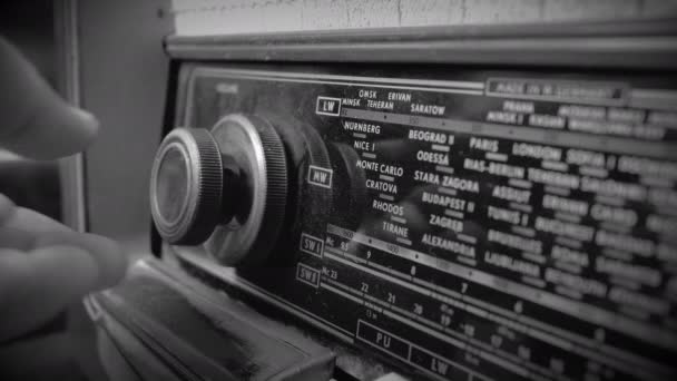 非常古老的复古尘土飞扬的收音机 手把音量调高 特写镜头 老电影看 — 图库视频影像