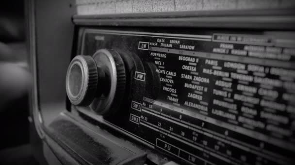 Radio poussiéreuse vintage très ancienne, main tournant le volume vers le haut, gros plan - Old Film Look 