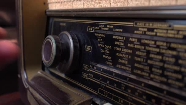 Radio poussiéreuse vintage très ancienne, tournant à la main le volume sur 