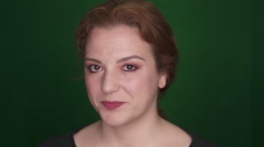 Güzel kadın üzerinde yeşil arka plan geri dönüyor