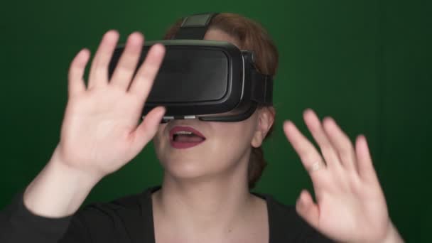 Mujer Realidad Virtual Sobre Fondo Verde — Vídeo de stock