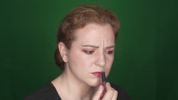 Vrouw Probeert Lippenstift Thats Niet Goed Geschoten Groene Achtergrond — Stockvideo