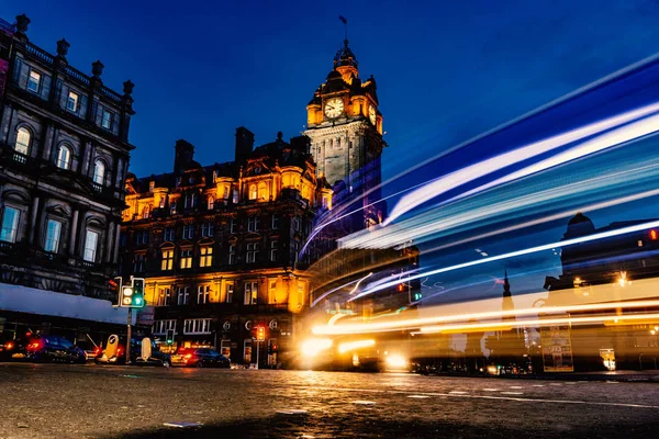 Эдинбург Сити и Ночь, Долгие Выставки, Шотландия Великобритания, Трав — стоковое фото