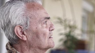  Kıdemli yaşlı mutlu adam, yavaş hareket video yakın