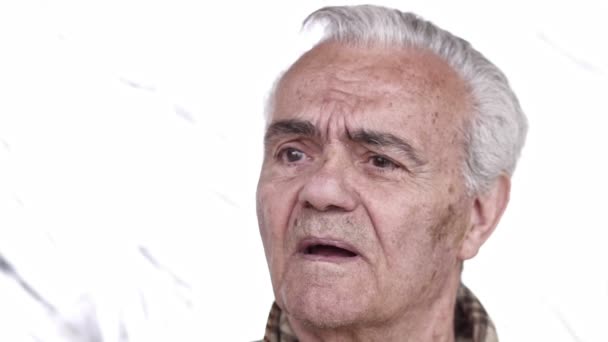 Senior Starszy Szczęśliwy Człowiek Zamknąć Górę Slow Motion Wideo — Wideo stockowe