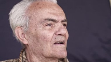  Kıdemli yaşlı mutlu adam, yavaş hareket video yakın