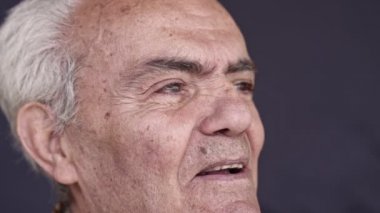  Kıdemli yaşlı mutlu adam, yavaş hareket video yakın