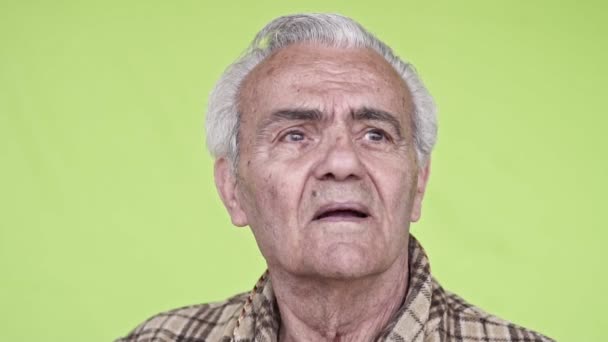 Älterer Herr Nahaufnahme Zeitlupenvideo Grüner Hintergrund — Stockvideo