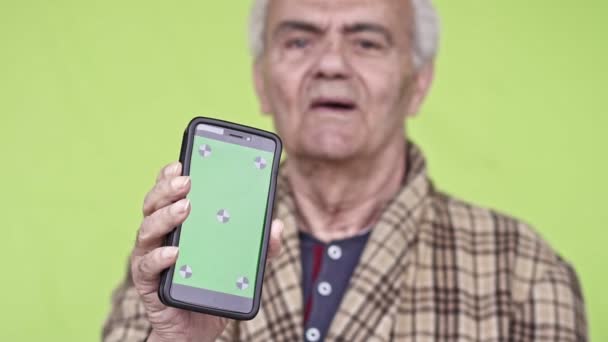 Ancianos Mayores Happy Man Sosteniendo Teléfono Inteligente Primer Plano Slow — Vídeos de Stock