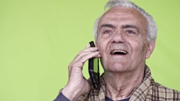 Senior Äldre Happy Man Pratar Smartphone Närbild Slow Motion Video — Stockvideo