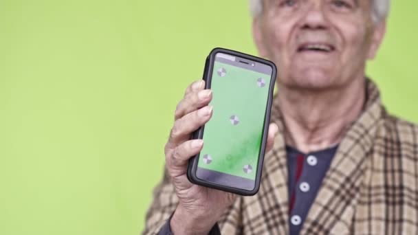 Senior Starszy Szczęśliwy Człowiek Trzyma Smartphone Bliska Slow Motion Wideo — Wideo stockowe