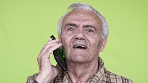 Seniors Homme Heureux Parlant Sur Smartphone Gros Plan Slow Motion — Video