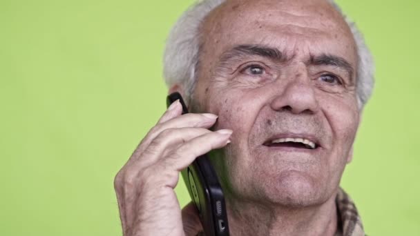 Seniors Homme Heureux Parlant Sur Smartphone Gros Plan Slow Motion — Video