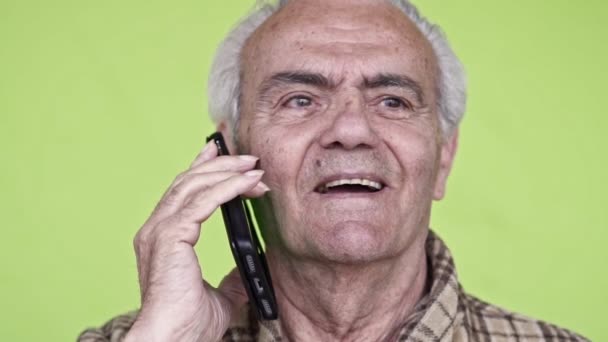 Vârstnici Bătrâni Bărbat Fericit Vorbind Smartphone Închideți Videoclipul Mișcare Lentă — Videoclip de stoc