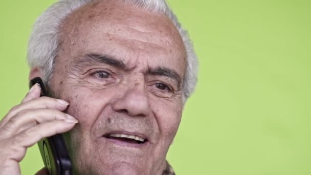 Seniors Homme Heureux Parlant Sur Smartphone Gros Plan Slow Motion — Video