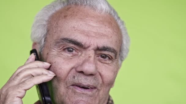 Seniors Homme Heureux Parlant Sur Smartphone Gros Plan Slow Motion — Video