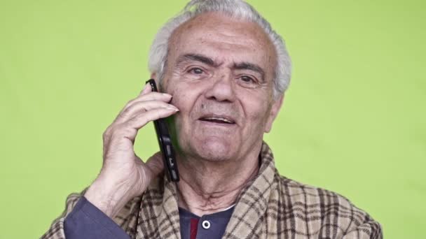 Старшие Пожилые Счастливчики Говорят Смартфоне Закрыть Медленное Движение Видео Зеленый — стоковое видео