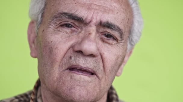 Senior Homme Âgé Gros Plan Slow Motion Vidéo Fond Vert — Video