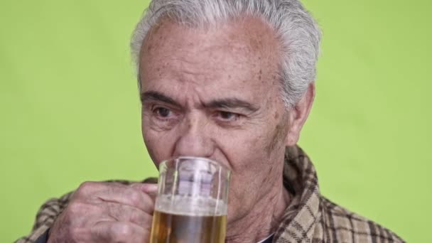 Personas Mayores Beber Cerveza Primer Plano Vídeo Cámara Lenta — Vídeo de stock