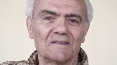  Kıdemli yaşlı mutlu adam, yavaş hareket video yakın