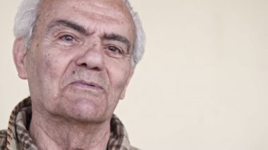  Kıdemli yaşlı mutlu adam, yavaş hareket video yakın