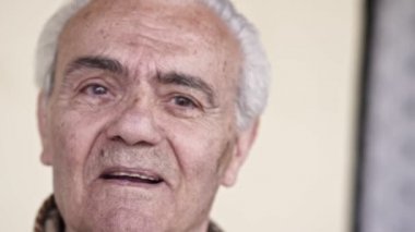  Kıdemli yaşlı mutlu adam, yavaş hareket video yakın