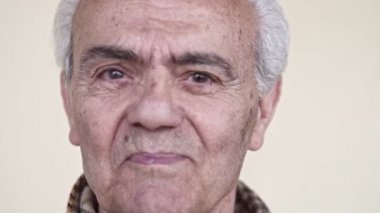  Kıdemli yaşlı mutlu adam, yavaş hareket video yakın