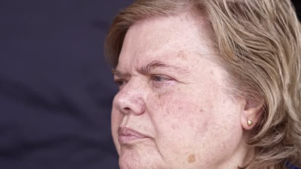 Senior Ältere Frau Gesicht Nahaufnahme Zeitlupe Video — Stockvideo