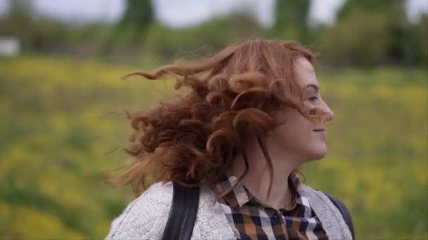 Mulher Acenando Cabelo Goza Natureza Liberdade Livre Profundidade Rasa Campo — Vídeo de Stock