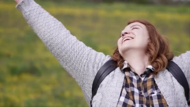 Mujer Con Una Gran Sonrisa Aire Libre Profundidad Superficial Campo — Vídeos de Stock