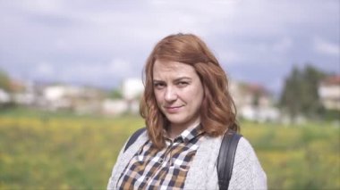 Kadın görünümlü, açık havada, alan yavaş hareket video sığ derinliği, gimbal ile vuruldu