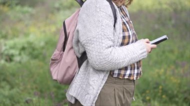  Kadın akıllı telefonda manifatura, açık havada, sığ alan derinliği yavaş hareket video, gimbal ile vurdu