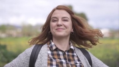  Büyük gülümseme, açık havada, sığ alan derinliği yavaş hareket video ile kadın, gimbal ile vurdu