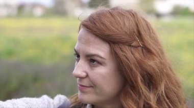  Kadın çekim selfie, açık havada, sığ alan derinliği yavaş hareket video, gimbal ile vurdu