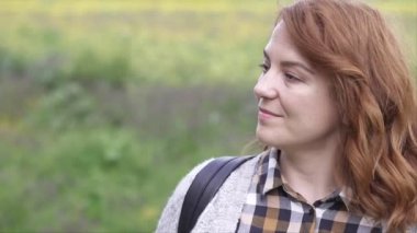  Büyük gülümseme, açık havada, sığ alan derinliği yavaş hareket video ile kadın, gimbal ile vurdu