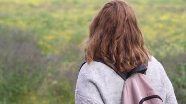  Büyük gülümseme, açık havada, sığ alan derinliği yavaş hareket video ile kadın, gimbal ile vurdu