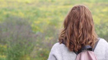  Büyük gülümseme, açık havada, sığ alan derinliği yavaş hareket video ile kadın, gimbal ile vurdu