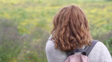  Büyük gülümseme, açık havada, sığ alan derinliği yavaş hareket video ile kadın, gimbal ile vurdu